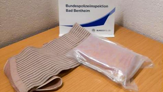 Kokain im Wert von 77.000 Euro und ein Bauchgürtel, beschlagnahmt von der Bundespolizei © Bundespolizei 