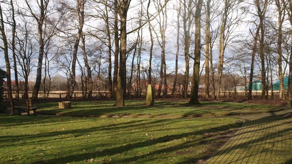 Eine Tafel steht an der Kriegsgräberstätte in Aschendorfermorr. © NDR Foto: Hedwig Ahrens