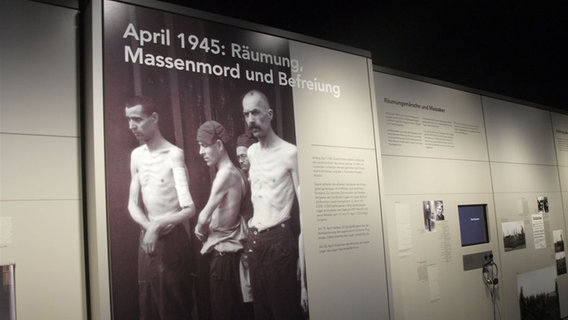 Ein Bild in einer Ausstellung zeigt Kriegsgefangene. © NDR Foto: Hedwig Ahrens