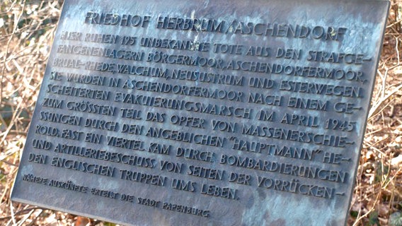 Eine Gedenktafel erinnert an die Opfer eines Massakers. © NDR Foto: Hedwig Ahrens