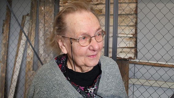 Die ehemalige Sanitäterin Maria Rondomanska besucht wieder das ehemalige Frauenlager Oberlangen. © NDR Foto: Hedwig Ahrens
