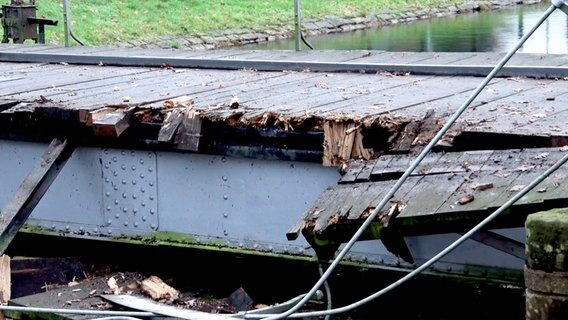 Das Holz einer Brückenfahrbahn ist zum Teil abgebrochen. © NWM TV 