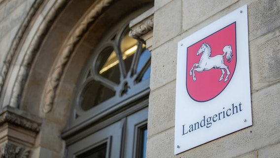 Niedersachsen, Osnabrück: Blick auf den Eingang vom Landgericht. Daneben ein Schild mit dem Wappen des Landes Niedersachsen. © dpa-Bildfunk 