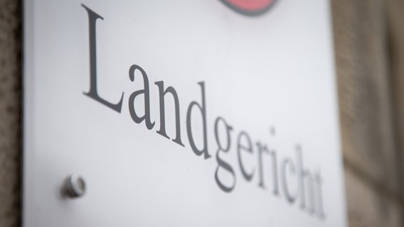 Auf einem Schild steht "Landgericht". © Picture Alliance Foto: Friso Gentsch