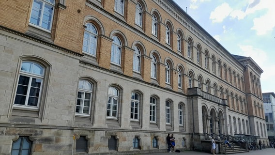Blick von der Seite auf das Landgericht Osnabrück. © NDR Foto: Nicola Meyer