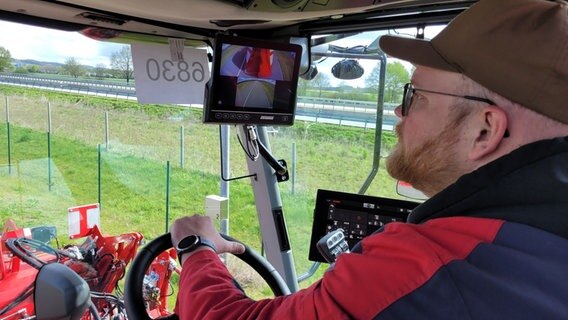 Ein rotes Erntefahrzeug auf einer Teststrecke. © NDR Foto: Britta Nareyka