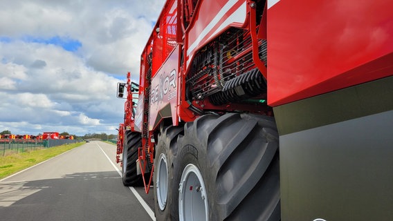 Ein rotes Erntefahrzeug auf einer Teststrecke. © NDR Foto: Britta Nareyka