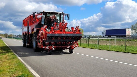 Ein rotes Erntefahrzeug auf einer Teststrecke. © NDR Foto: Britta Nareyka