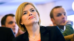Julia Klöckner (CDU), Bundeslandwirtschaftsministerin, sitzt während der Tagung "Ackerbaustrategie 2035 - Perspektive für einen produktiven und vielfältigen Ackerbau" im Saal. Julia Klöckner (CDU), Bundeslandwirtschaftsministerin, sitzt während der Tagung "Ackerbaustrategie 2035 - Perspektive für einen produktiven und vielfältigen Ackerbau" im Saal. © dpa-Bildfunk Foto: Mohssen Assanimoghaddam/dpa