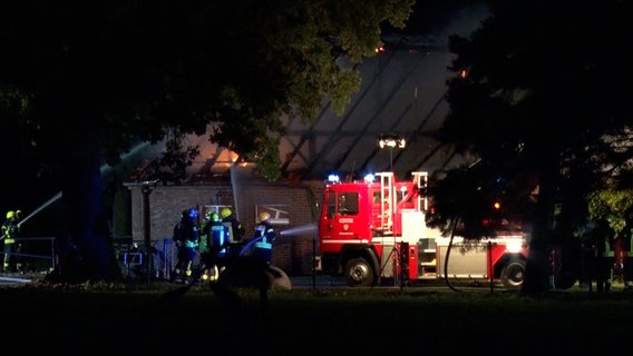 Die Feuerwehr löscht eine brennende Scheune in Lathen. Die Feuerwehr löscht eine brennende Scheune in Lathen. © Nord-West-Media TV