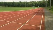 Eine Laufbahn umrandet einen Fußball-Platz. © NDR Foto: Joop Wösten