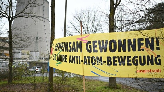 Ein Banner vorm AKW-Emsland mit der Aufschrift "Gemeinsam gewonnen" vor dem Atomkraftwerk Lingen (Thema: "Atomausstieg in Deutschland"). © Lars Klemmer/dpa Foto: Lars Klemmer/dpa