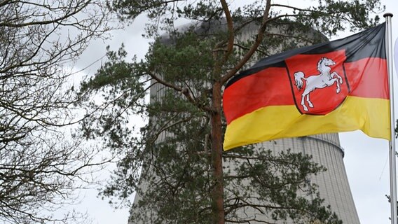 Die Niedersächsische Landesflagge weht vorm Kühlturm des AKW-Emsland. © Lars Klemmer/dpa Foto: Lars Klemmer/dpa