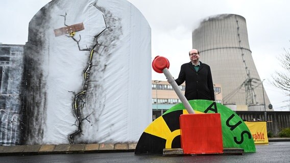 Christian Meyer (Grüne) am symbolischen Hebel zum Abschalten des AKWs-Emsland vor dem Atomkraftwerk Lingen (Thema: "Atomausstieg in Deutschland"). © Lars Klemmer/dpa Foto: Lars Klemmer/dpa