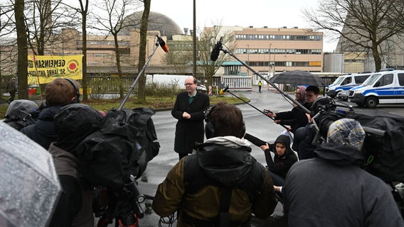 Christian Meyer, Niedersachsens Umwelt- und Energieminister, spricht vorm AKW-Emsland mit der Presse. © Lars Klemmer/dpa Foto: Lars Klemmer/dpa
