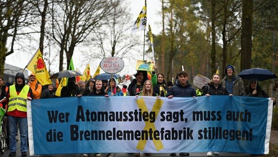 Atomkraftgegner ziehen von der Brennelementefabrik zum AKW-Emsland. Vorneweg ein Transparent: "Wer Atomausstieg sagt, muss aich die Brennelementefabrik stilllegen!" © Lars Klemmer/dpa Foto: Lars Klemmer/dpa