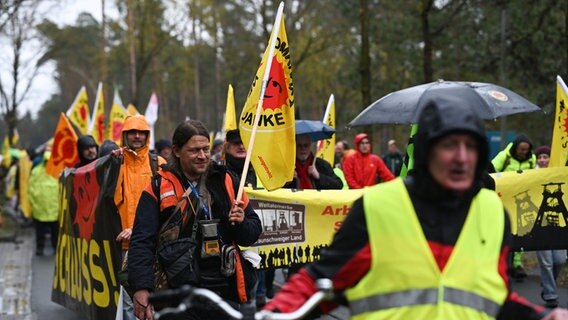 Atomkraftgegner ziehen vom der Brennelementefabrik zum AKW-Emsland. © Lars Klemmer/dpa Foto: Lars Klemmer/dpa