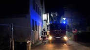 Einsatzkräfte der Feuerwehr stehen in der Lingener Innenstadt. © Nord-West-Media TV 