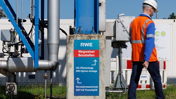 Blick auf einen Wegweiser zur H2-Pilotanlage sowie der Wasserstoff-Direktreduktionsanlage in Lingen. Blick auf einen Wegweiser zur H2-Pilotanlage sowie der Wasserstoff-Direktreduktionsanlage in Lingen. © picture alliance/dpa Foto: Friso Gentsch