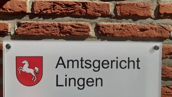Auf einem Schild steht Amtsgericht Lingen. © NDR Foto: Nicola Meyer