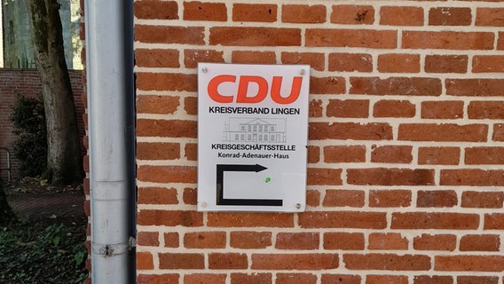 An einem Gebäude hängt ein Schild auf dem CDU Kreisverband Lingen steht. © NDR Foto: Nicola Meyer