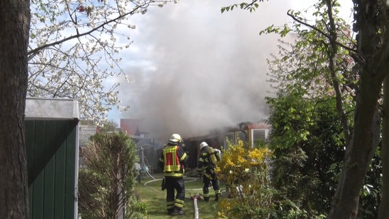 Feuerwehrleute bei einer brennenden Gartenlaube in Lingen. © Nord-West-Media TV 