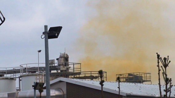 Eine gelbliche Wolke zieht über eine Fabrik in Lingen hinweg. © Nord-West-Media TV 