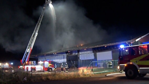 Eine Lagerhalle in Lingen wird von der Feuerwehr gelöscht. © Nord-West-Media TV 