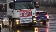 Ein Lkw fährt mit einem Transparent mit der Aufschrift "Stoppt Mauterhöhung und CO2-Steuer" bei einer Demonstration durch Osnabrück. © Nord-West-Media TV 