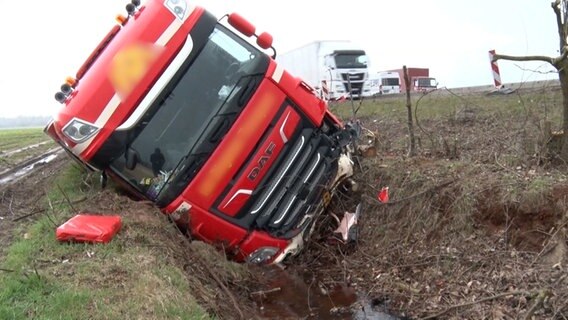 Ein Lastwagen liegt nach einem Unfall in einem Graben neben der A1. © Nord-West-Media TV 
