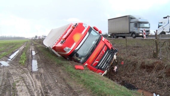 Ein Lastwagen liegt nach einem Unfall in einem Graben neben der A1. © Nord-West-Media TV 