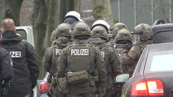 SEK-Einsatzkräfte stehen auf einer Straße (Themenbild). © NonstopNews 