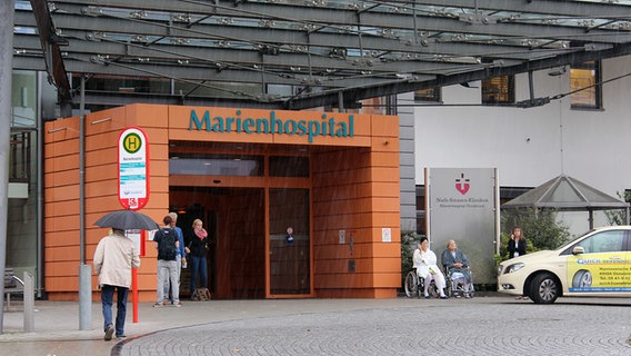 Der Eingang des Marienhospitals in Osnabrück. © NDR Foto: Kerstin Staben