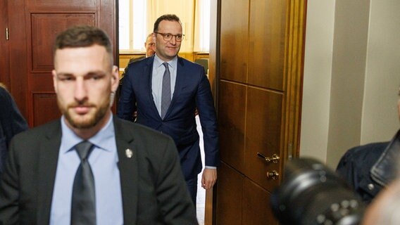 Jens Spahn betritt einen Gerichtssaal. © dpa Foto: Friso Gentsch