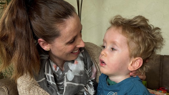Der todkranke dreijährige Matteo mit seiner Mutter © NDR 