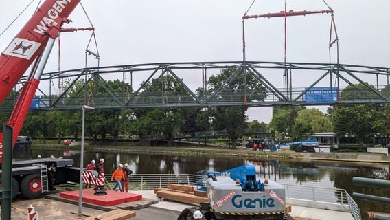 Teile der Meckerbrücke werden montiert. © NDR Foto: Claus Halstrup