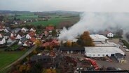 Das Bild zeigt einen Brand in Melle aus der Drohnen-Perspektive. © Nord-West-Media TV 
