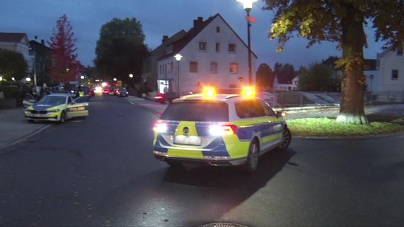 Zwei Streifenwagen am Bahnhof von Melle © Nord-West-Media TV 