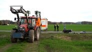 Ein Motorrad liegt nach einem Unfall mit einem Trecker an einer Landstraße. © Nord-West-Media TV 