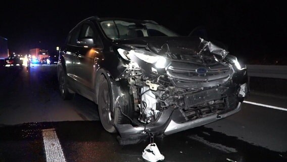 Ein beschädigtes Auto steht nach einem Unfall auf der A30. Ein beschädigtes Auto steht nach einem Unfall auf der A30. © NordWestMedia
