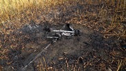 Reste eines Modellflugzeuges. Es hat in Melle einen Feldbrand verursacht. © Nord-West-Media TV 