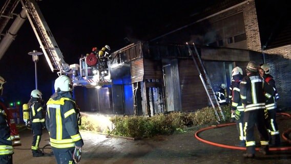 Einsatzkräfte der Feuerwehr löschen eine brennende Schulmensa. © Nord-West-Media TV 