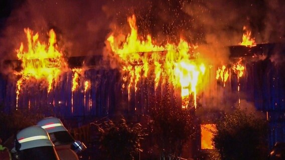 Flammen schlagen auf einem brennenden Gebäude  in Menslage. © Nord-West-Media TV 