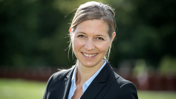 Die Biologiedidaktik-Professorin Susanne Menzel-Riedl lacht auf einem Poträtfoto in die Kamera. Die Biologiedidaktik-Professorin Susanne Menzel-Riedl lacht auf einem Poträtfoto in die Kamera. © dpa - Bildfunk Foto: Friso Gentsch