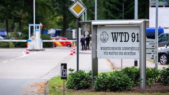 Eine Zufahrt zum Bundeswehrgelände WTD 91 in Meppen. © picture alliance/dpa Foto: Mohssen Assanimoghaddam
