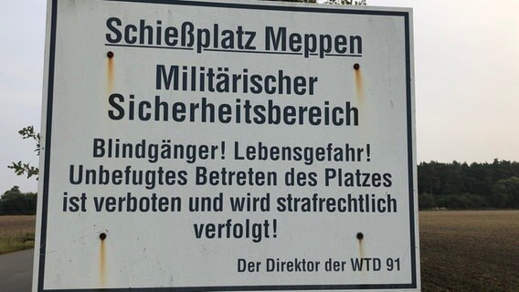 Ein Schild weist auf eine militärischen Sicherheitsbereich hin. © NDR Foto: Hedwig Ahrens