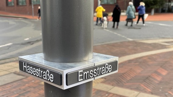 An einer Säule ist ein Straßenenamenschild zum Ertasten angebracht. © Stadt Meppen 