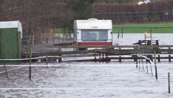 Ein Wohnwagen ragt in Meppen aus dem Hochwasser. © Nord-West-Media TV 