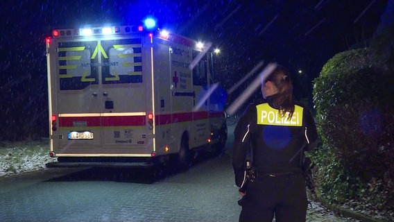 Ein Krankenwagen steht an einem Einsatzort in Meppen. © Nord-West-Media TV 