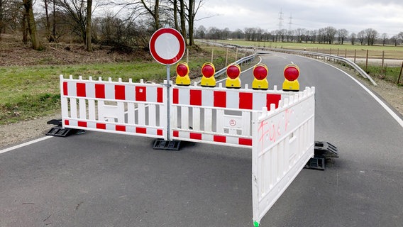 Eine Straße in Meppen ist mit Warnbaken abgesperrt. Eine Straße in Meppen ist mit Warnbaken abgesperrt. © NDR Foto: Hedwig Ahrens
